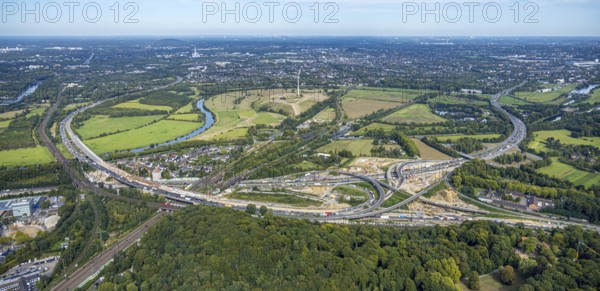 Aerial photo, panoramic photo of the Kaiserberg motorway junction with construction site, A40 and A3 motorways, behind Styrumer Ruhrbogen energy park with wind turbine, Duissern, Duisburg, Ruhr area, North Rhine-Westphalia, Germany, motorway, construction work, construction area, construction site, building plots, construction project, construction site, DE, Europe, major construction site, aerial photo, aerial photography, aerial photography, new construction, road traffic, overview, bird's-eye view, overview