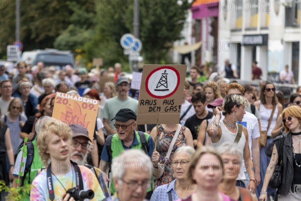 Worldwide climate strike by Fridays for Future under the motto Exit Gas - Enter Future, demonstration with rally at the fish market, Hamburg, Germany