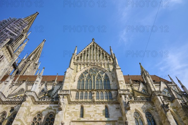 Imposing Gothic cathedral with striking towers under a clear sky, St Peter's Cathedral, Regensburg, Bavaria, Germany