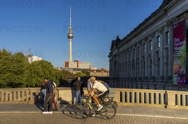 Evening sun at the Bodemuseum, Monbijou Bridge, Museum Island, Berlin, Germany