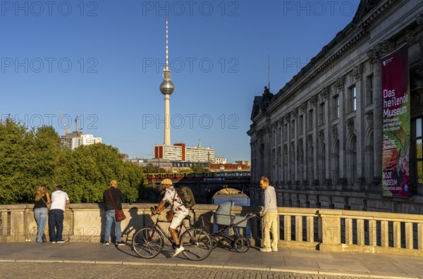Evening sun at the Bodemuseum, Monbijou Bridge, Museum Island, Berlin, Germany