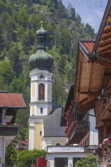Houses and parish church St. Pankratius, Reit im Winkl, Chiemgau, Upper Bavaria, Bavaria, Germany