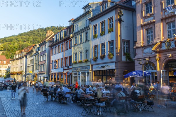 Menschein at outdoor tables on the market square, historic houses, Kurpfalz, Heidelberg, Baden-Württemberg, Germany