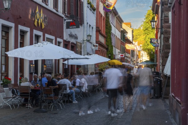 People in a busy alley, restaurant, shadow, Untere Straße, Heidelberg, Kurpfalz, Baden-Württemberg, Germany