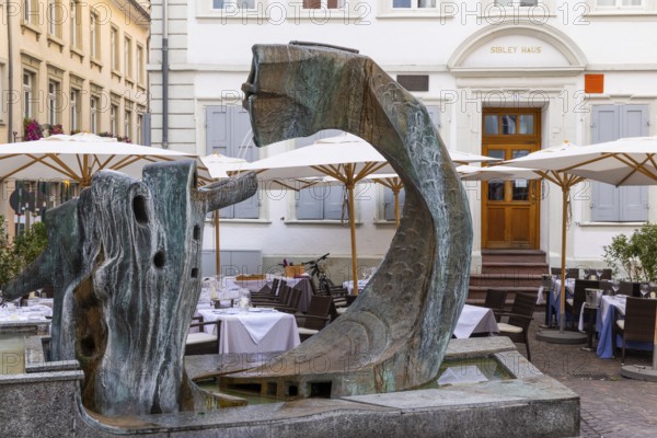 Sume fountain in front of restaurant, Plaza Mercado del Heno Heumarkt, Heidelberg, Kurpfalz, Baden-Württemberg, Germany