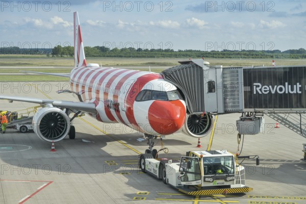 Aeroplane, Condor, handling, tarmac, BER, Brandenburg, Berlin, Germany
