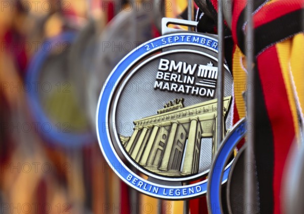 Medal with the Brandenburg Tor at the Berlin Marathon 2025