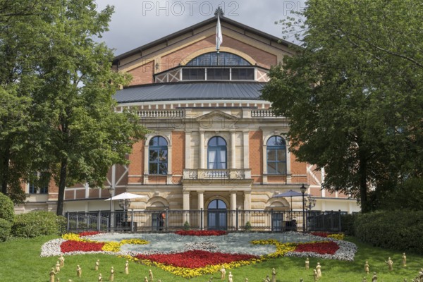 Festspielhaus, The Patron, installation by Ottmar Hörl, Festspielhügel, on the Green Hill, Bayreuth, Upper Franconia, Franconia, Bavaria, Germany