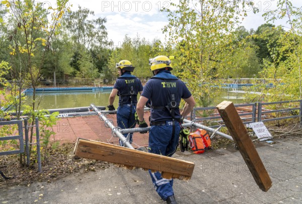 Emergency services practise the construction of footbridges, which are used e.g. in the event of flooding, at an old swimming pool, large-scale exercise FÜLEX25, of the THW, Federal Agency for Technical Relief, North Rhine-Westphalia, on 4 weekends over 3500 volunteers from the 127 North Rhine-Westphalia local organisations practise many different deployment scenarios from the areas of disaster control and civil defence