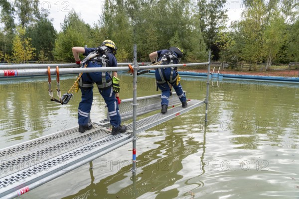 Emergency services practise the construction of footbridges, which are used e.g. in the event of flooding, at an old swimming pool, large-scale exercise FÜLEX25, of the THW, Federal Agency for Technical Relief, North Rhine-Westphalia, on 4 weekends over 3500 volunteers from the 127 North Rhine-Westphalia local organisations practise many different deployment scenarios from the areas of disaster control and civil defence