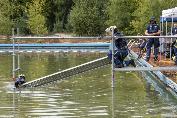Emergency services practise the construction of footbridges, which are used e.g. in the event of flooding, at an old swimming pool, large-scale exercise FÜLEX25, of the THW, Federal Agency for Technical Relief, North Rhine-Westphalia, on 4 weekends over 3500 volunteers from the 127 North Rhine-Westphalia local organisations practise many different deployment scenarios from the areas of disaster control and civil defence