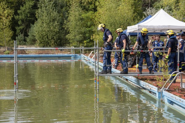 Emergency services practise the construction of footbridges, which are used e.g. in the event of flooding, at an old swimming pool, large-scale exercise FÜLEX25, of the THW, Federal Agency for Technical Relief, North Rhine-Westphalia, on 4 weekends over 3500 volunteers from the 127 North Rhine-Westphalia local organisations practise many different deployment scenarios from the areas of disaster control and civil defence