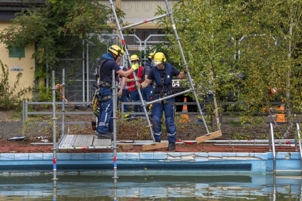 Emergency services practise the construction of footbridges, which are used e.g. in the event of flooding, at an old swimming pool, large-scale exercise FÜLEX25, of the THW, Federal Agency for Technical Relief, North Rhine-Westphalia, on 4 weekends over 3500 volunteers from the 127 North Rhine-Westphalia local organisations practise many different deployment scenarios from the areas of disaster control and civil defence