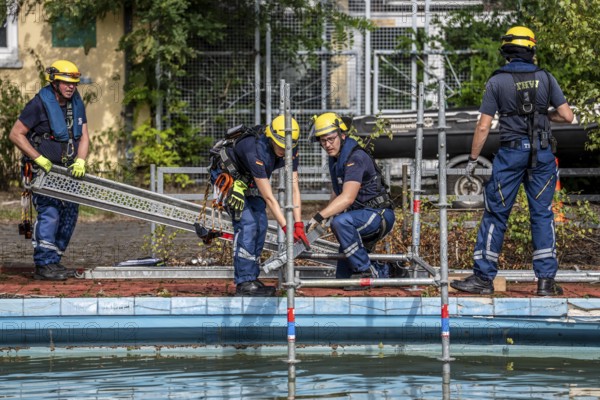 Emergency services practise the construction of footbridges, which are used e.g. in the event of flooding, at an old swimming pool, large-scale exercise FÜLEX25, of the THW, Federal Agency for Technical Relief, North Rhine-Westphalia, on 4 weekends over 3500 volunteers from the 127 North Rhine-Westphalia local organisations practise many different deployment scenarios from the areas of disaster control and civil defence