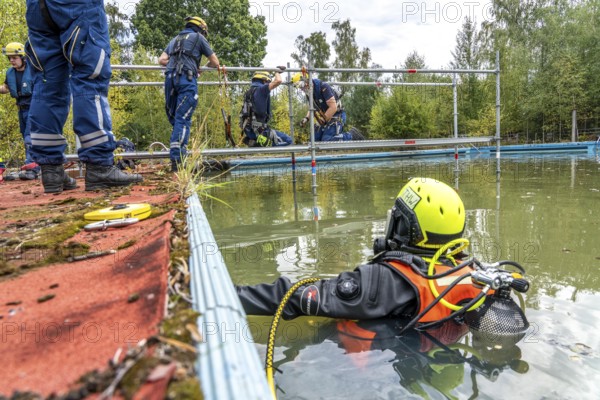 Emergency services practise the construction of footbridges, which are used e.g. in the event of flooding, at an old swimming pool, large-scale exercise FÜLEX25, of the THW, Federal Agency for Technical Relief, North Rhine-Westphalia, on 4 weekends over 3500 volunteers from the 127 North Rhine-Westphalia local organisations practise many different deployment scenarios from the areas of disaster control and civil defence