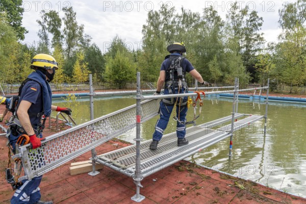 Emergency services practise the construction of footbridges, which are used e.g. in the event of flooding, at an old swimming pool, large-scale exercise FÜLEX25, of the THW, Federal Agency for Technical Relief, North Rhine-Westphalia, on 4 weekends over 3500 volunteers from the 127 North Rhine-Westphalia local organisations practise many different deployment scenarios from the areas of disaster control and civil defence