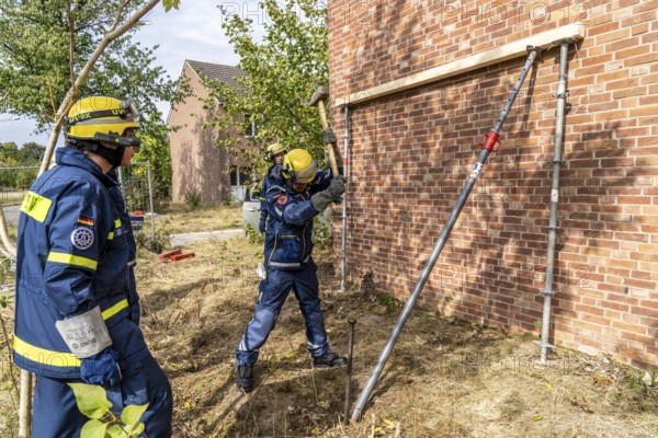 Securing a house wall, against which a car has driven and is in danger of collapsing, large-scale exercise FÜLEX25, of the THW, Technisches Hilfswerk, Landesverband North Rhine-Westphalia, on 4 weekends over 3500 volunteers of the 127 North Rhine-Westphalia local associations, many different scenarios, from the field of disaster control and civil defence