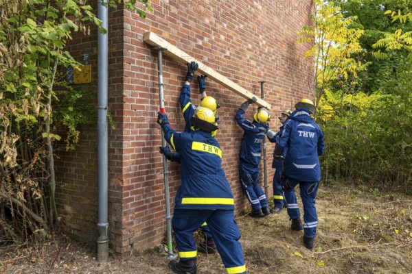 Securing a house wall, against which a car has driven and is in danger of collapsing, large-scale exercise FÜLEX25, of the THW, Technisches Hilfswerk, Landesverband North Rhine-Westphalia, on 4 weekends over 3500 volunteers of the 127 North Rhine-Westphalia local associations, many different scenarios, from the field of disaster control and civil defence