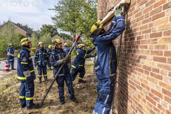 Securing a house wall, against which a car has driven and is in danger of collapsing, large-scale exercise FÜLEX25, of the THW, Technisches Hilfswerk, Landesverband North Rhine-Westphalia, on 4 weekends over 3500 volunteers of the 127 North Rhine-Westphalia local associations, many different scenarios, from the field of disaster control and civil defence