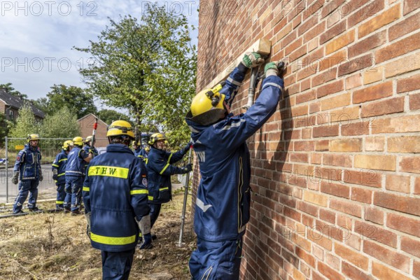Securing a house wall, against which a car has driven and is in danger of collapsing, large-scale exercise FÜLEX25, of the THW, Technisches Hilfswerk, Landesverband North Rhine-Westphalia, on 4 weekends over 3500 volunteers of the 127 North Rhine-Westphalia local associations, many different scenarios, from the field of disaster control and civil defence
