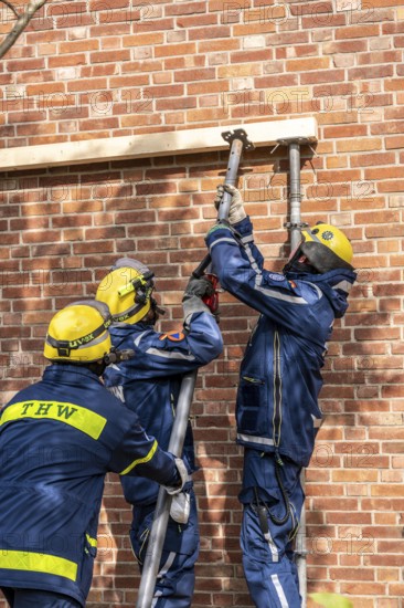 Securing a house wall, against which a car has driven and is in danger of collapsing, large-scale exercise FÜLEX25, of the THW, Technisches Hilfswerk, Landesverband North Rhine-Westphalia, on 4 weekends over 3500 volunteers of the 127 North Rhine-Westphalia local associations, many different scenarios, from the field of disaster control and civil defence