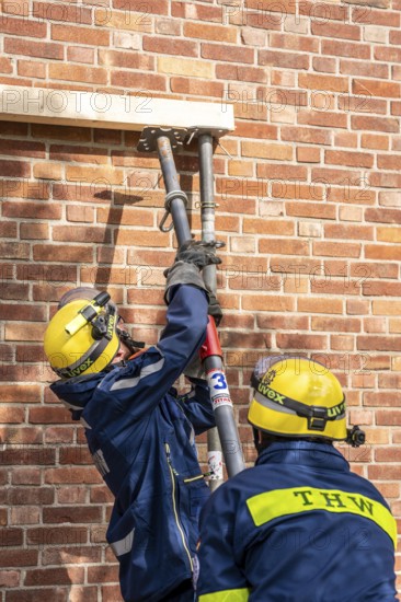Securing a house wall, against which a car has driven and is in danger of collapsing, large-scale exercise FÜLEX25, of the THW, Technisches Hilfswerk, Landesverband North Rhine-Westphalia, on 4 weekends over 3500 volunteers of the 127 North Rhine-Westphalia local associations, many different scenarios, from the field of disaster control and civil defence