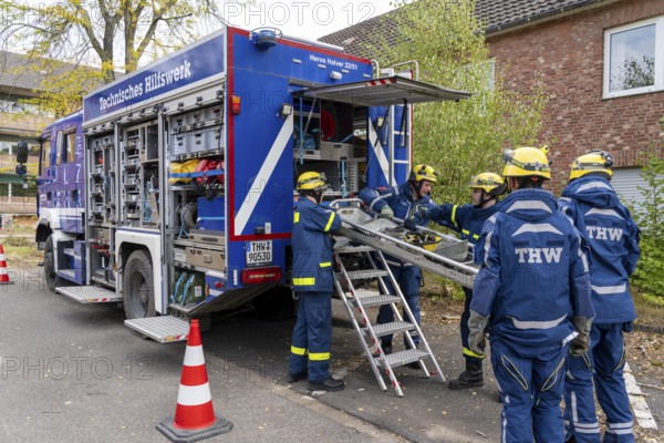 Securing a house wall, against which a car has driven and is in danger of collapsing, large-scale exercise FÜLEX25, of the THW, Technisches Hilfswerk, Landesverband North Rhine-Westphalia, on 4 weekends over 3500 volunteers of the 127 North Rhine-Westphalia local associations, many different scenarios, from the field of disaster control and civil defence