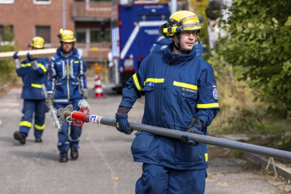Securing a house wall, against which a car has driven and is in danger of collapsing, large-scale exercise FÜLEX25, of the THW, Technisches Hilfswerk, Landesverband North Rhine-Westphalia, on 4 weekends over 3500 volunteers of the 127 North Rhine-Westphalia local associations, many different scenarios, from the field of disaster control and civil defence
