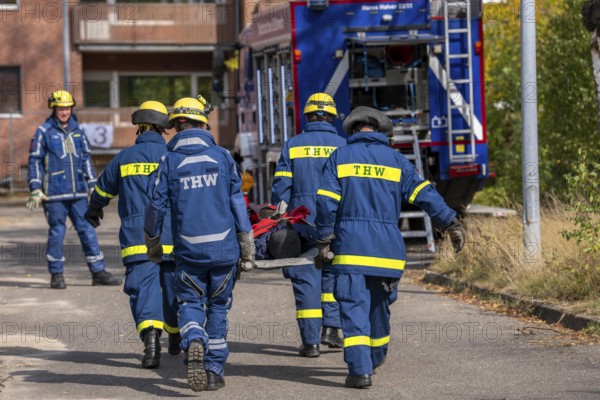 Rescue of people from a car that has crashed into a house, large-scale exercise FÜLEX25, of the THW, Technisches Hilfswerk, Landesverband North Rhine-Westphalia, on 4 weekends over 3500 volunteers of the 127 North Rhine-Westphalia local organisations, many different scenarios, from the field of disaster control and civil defence