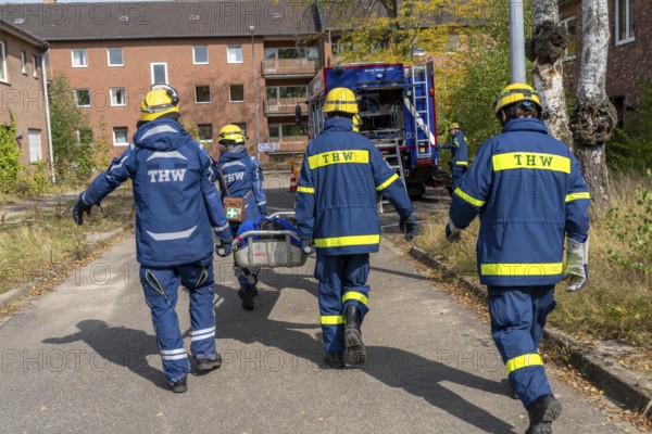 Rescue of people from a car that has crashed into a house, large-scale exercise FÜLEX25, of the THW, Technisches Hilfswerk, Landesverband North Rhine-Westphalia, on 4 weekends over 3500 volunteers of the 127 North Rhine-Westphalia local organisations, many different scenarios, from the field of disaster control and civil defence