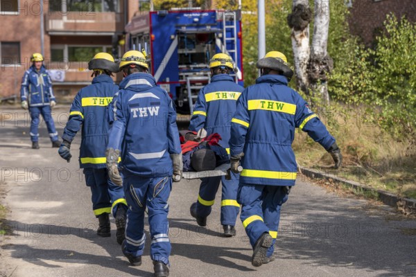 Rescue of people from a car that has crashed into a house, large-scale exercise FÜLEX25, of the THW, Technisches Hilfswerk, Landesverband North Rhine-Westphalia, on 4 weekends over 3500 volunteers of the 127 North Rhine-Westphalia local organisations, many different scenarios, from the field of disaster control and civil defence