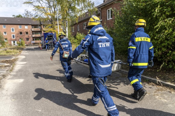 Rescue of people from a car that has crashed into a house, large-scale exercise FÜLEX25, of the THW, Technisches Hilfswerk, Landesverband North Rhine-Westphalia, on 4 weekends over 3500 volunteers of the 127 North Rhine-Westphalia local organisations, many different scenarios, from the field of disaster control and civil defence