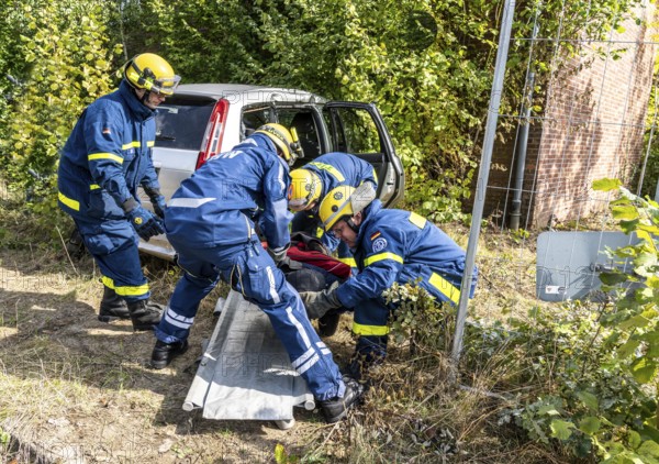 Rescue of people from a car that has crashed into a house, large-scale exercise FÜLEX25, of the THW, Technisches Hilfswerk, Landesverband North Rhine-Westphalia, on 4 weekends over 3500 volunteers of the 127 North Rhine-Westphalia local organisations, many different scenarios, from the field of disaster control and civil defence