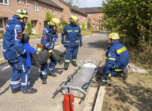 Rescue of people from a car that has crashed into a house, large-scale exercise FÜLEX25, of the THW, Technisches Hilfswerk, Landesverband North Rhine-Westphalia, on 4 weekends over 3500 volunteers of the 127 North Rhine-Westphalia local organisations, many different scenarios, from the field of disaster control and civil defence