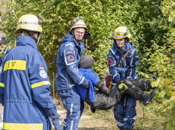 Rescue of people from a car that has crashed into a house, large-scale exercise FÜLEX25, of the THW, Technisches Hilfswerk, Landesverband North Rhine-Westphalia, on 4 weekends over 3500 volunteers of the 127 North Rhine-Westphalia local organisations, many different scenarios, from the field of disaster control and civil defence