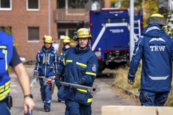 Securing a house wall, against which a car has driven and is in danger of collapsing, large-scale exercise FÜLEX25, of the THW, Technisches Hilfswerk, Landesverband North Rhine-Westphalia, on 4 weekends over 3500 volunteers of the 127 North Rhine-Westphalia local associations, many different scenarios, from the field of disaster control and civil defence