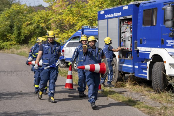 Securing a house wall, against which a car has driven and is in danger of collapsing, large-scale exercise FÜLEX25, of the THW, Technisches Hilfswerk, Landesverband North Rhine-Westphalia, on 4 weekends over 3500 volunteers of the 127 North Rhine-Westphalia local associations, many different scenarios, from the field of disaster control and civil defence
