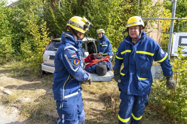 Rescue of people from a car that has crashed into a house, large-scale exercise FÜLEX25, of the THW, Technisches Hilfswerk, Landesverband North Rhine-Westphalia, on 4 weekends over 3500 volunteers of the 127 North Rhine-Westphalia local organisations, many different scenarios, from the field of disaster control and civil defence
