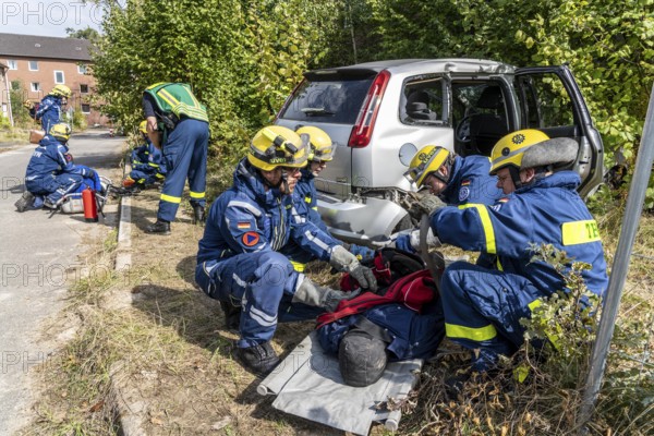 Rescue of people from a car that has crashed into a house, large-scale exercise FÜLEX25, of the THW, Technisches Hilfswerk, Landesverband North Rhine-Westphalia, on 4 weekends over 3500 volunteers of the 127 North Rhine-Westphalia local organisations, many different scenarios, from the field of disaster control and civil defence