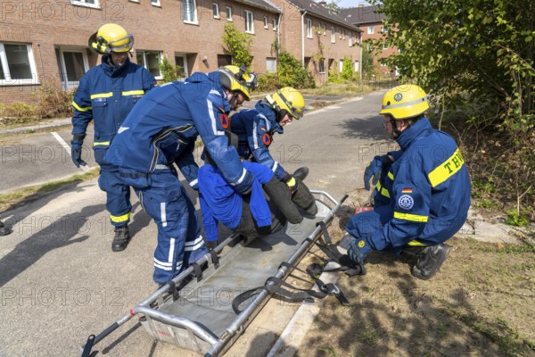 Rescue of people from a car that has crashed into a house, large-scale exercise FÜLEX25, of the THW, Technisches Hilfswerk, Landesverband North Rhine-Westphalia, on 4 weekends over 3500 volunteers of the 127 North Rhine-Westphalia local organisations, many different scenarios, from the field of disaster control and civil defence