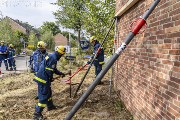 Securing a house wall, against which a car has driven and is in danger of collapsing, large-scale exercise FÜLEX25, of the THW, Technisches Hilfswerk, Landesverband North Rhine-Westphalia, on 4 weekends over 3500 volunteers of the 127 North Rhine-Westphalia local associations, many different scenarios, from the field of disaster control and civil defence