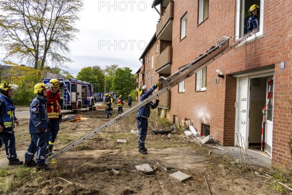 Rescue and recovery of people after a drone attack on residential buildings in a civil defence scenario, in which access is partly possible via wall breakthroughs or upper floors, here with a ladder slide, FÜLEX25, of the THW, Technisches Hilfswerk, Landesverband North Rhine-Westphalia, on 4 weekends over 3500 volunteers from the 127 North Rhine-Westphalia local associations practice many different deployment scenarios from the field of disaster control and civil defence
