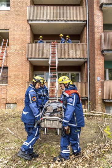 Rescue and recovery of people after a drone attack on residential buildings in a civil defence scenario, in which access is partly possible via wall breakthroughs or upper floors, here with a ladder slide, FÜLEX25, of the THW, Technisches Hilfswerk, Landesverband North Rhine-Westphalia, on 4 weekends over 3500 volunteers from the 127 North Rhine-Westphalia local associations practice many different deployment scenarios from the field of disaster control and civil defence