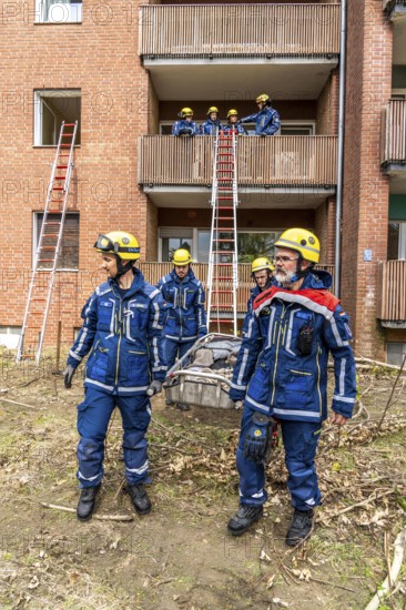 Rescue and recovery of people after a drone attack on residential buildings in a civil defence scenario, in which access is partly possible via wall breakthroughs or upper floors, here with a ladder slide, FÜLEX25, of the THW, Technisches Hilfswerk, Landesverband North Rhine-Westphalia, on 4 weekends over 3500 volunteers from the 127 North Rhine-Westphalia local associations practice many different deployment scenarios from the field of disaster control and civil defence