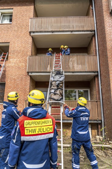 Rescue and recovery of people after a drone attack on residential buildings in a civil defence scenario, in which access is partly possible via wall breakthroughs or upper floors, here with a ladder slide, FÜLEX25, of the THW, Technisches Hilfswerk, Landesverband North Rhine-Westphalia, on 4 weekends over 3500 volunteers from the 127 North Rhine-Westphalia local associations practice many different deployment scenarios from the field of disaster control and civil defence