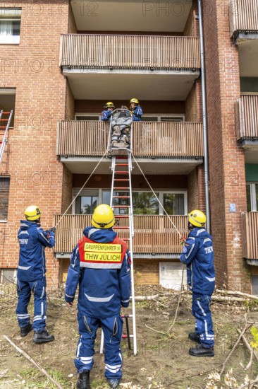 Rescue and recovery of people after a drone attack on residential buildings in a civil defence scenario, in which access is partly possible via wall breakthroughs or upper floors, here with a ladder slide, FÜLEX25, of the THW, Technisches Hilfswerk, Landesverband North Rhine-Westphalia, on 4 weekends over 3500 volunteers from the 127 North Rhine-Westphalia local associations practice many different deployment scenarios from the field of disaster control and civil defence