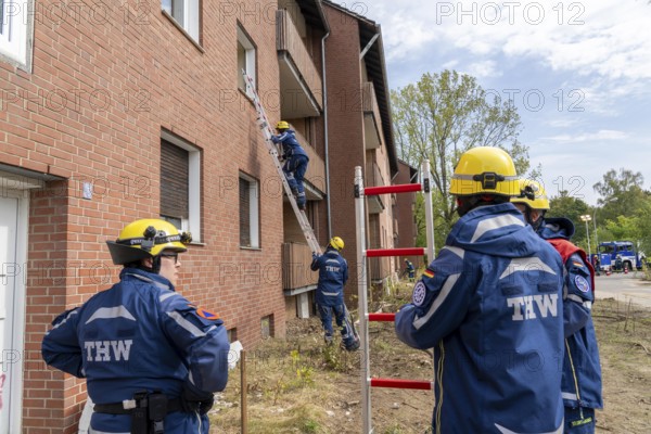 Rescue and recovery of people after a drone attack on residential buildings in a civil defence scenario, in which access is partly possible via wall breakthroughs or upper floors, scaling ladder operation, FÜLEX25, of the THW, Technisches Hilfswerk, Landesverband North Rhine-Westphalia, on 4 weekends over 3500 volunteers from the 127 North Rhine-Westphalia local associations, many different deployment scenarios, from the field of disaster control and civil defence