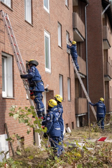 Rescue and recovery of people after a drone attack on residential buildings in a civil defence scenario, in which access is partly possible via wall breakthroughs or upper floors, scaling ladder operation, FÜLEX25, of the THW, Technisches Hilfswerk, Landesverband North Rhine-Westphalia, on 4 weekends over 3500 volunteers from the 127 North Rhine-Westphalia local associations, many different deployment scenarios, from the field of disaster control and civil defence