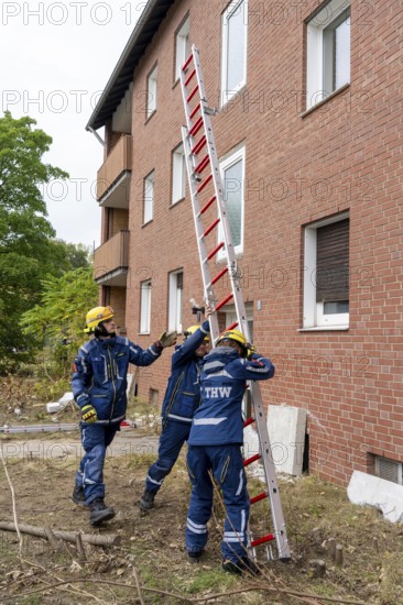 Rescue and recovery of people after a drone attack on residential buildings in a civil defence scenario, in which access is partly possible via wall breakthroughs or upper floors, scaling ladder operation, FÜLEX25, of the THW, Technisches Hilfswerk, Landesverband North Rhine-Westphalia, on 4 weekends over 3500 volunteers from the 127 North Rhine-Westphalia local associations, many different deployment scenarios, from the field of disaster control and civil defence