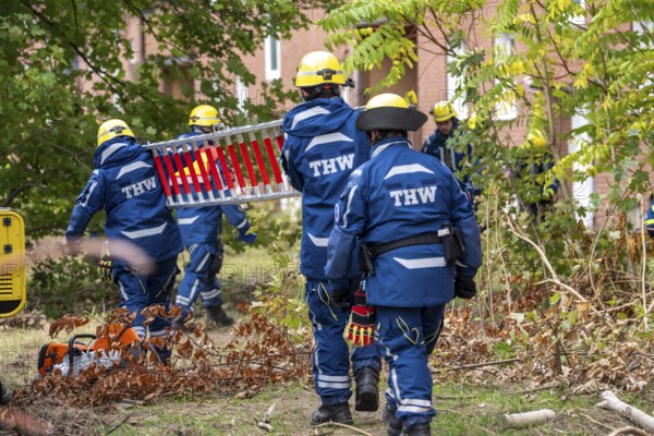 Rescue and recovery of people after a drone attack on residential buildings in a civil defence scenario, in which access is partly possible via wall breakthroughs or upper floors, scaling ladder operation, FÜLEX25, of the THW, Technisches Hilfswerk, Landesverband North Rhine-Westphalia, on 4 weekends over 3500 volunteers from the 127 North Rhine-Westphalia local associations, many different deployment scenarios, from the field of disaster control and civil defence